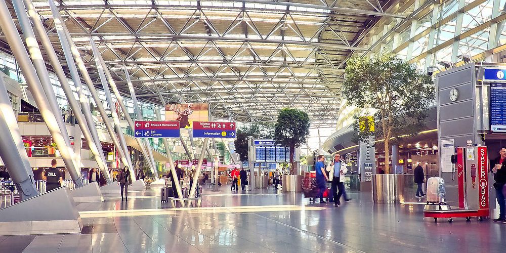 Flughafenhalle